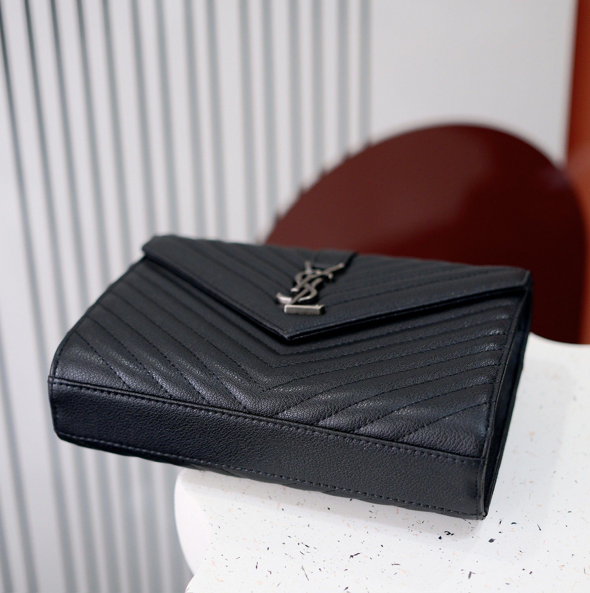 小号款号26599 
装饰互扣式金属Y*L标志 五金完美无暇 进口牛皮 手感超赞 细节精湛手工精致 单肩