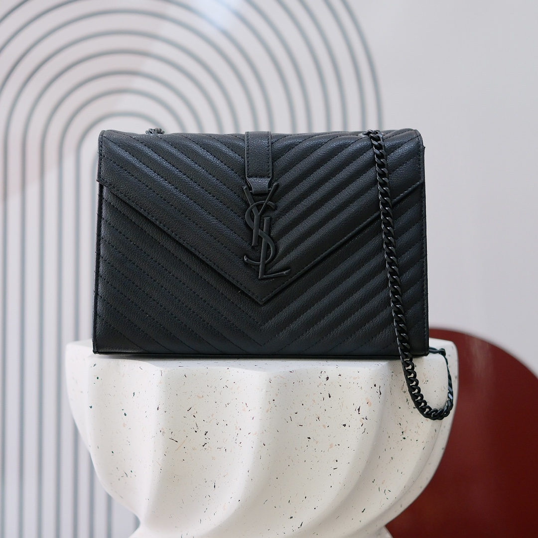 大号款号26588 
装饰互扣式金属Y*L标志 五金完美无暇 进口牛皮 手感超赞 细节精湛手工精致 单肩