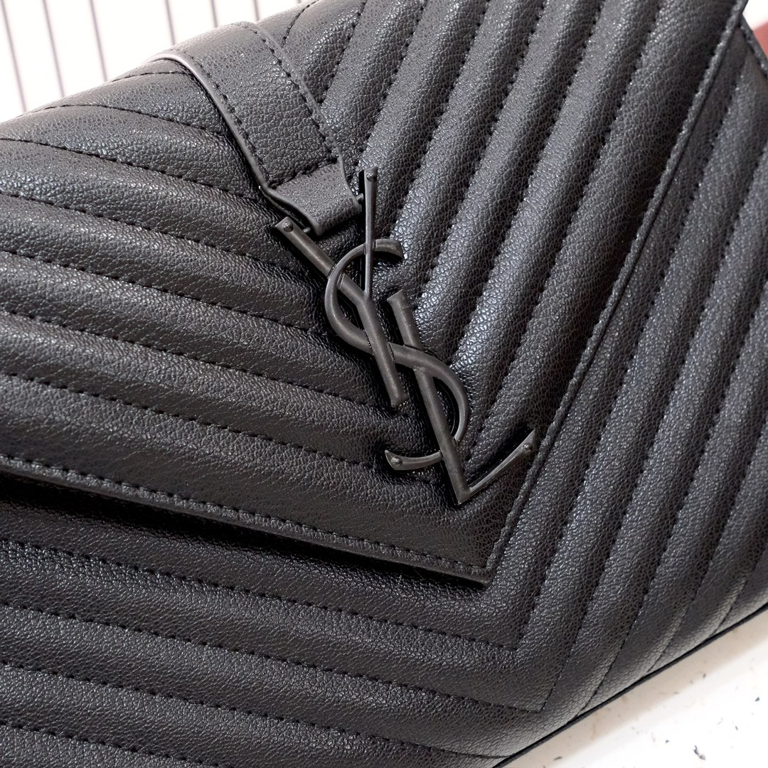 大号款号26588 
装饰互扣式金属Y*L标志 五金完美无暇 进口牛皮 手感超赞 细节精湛手工精致 单肩