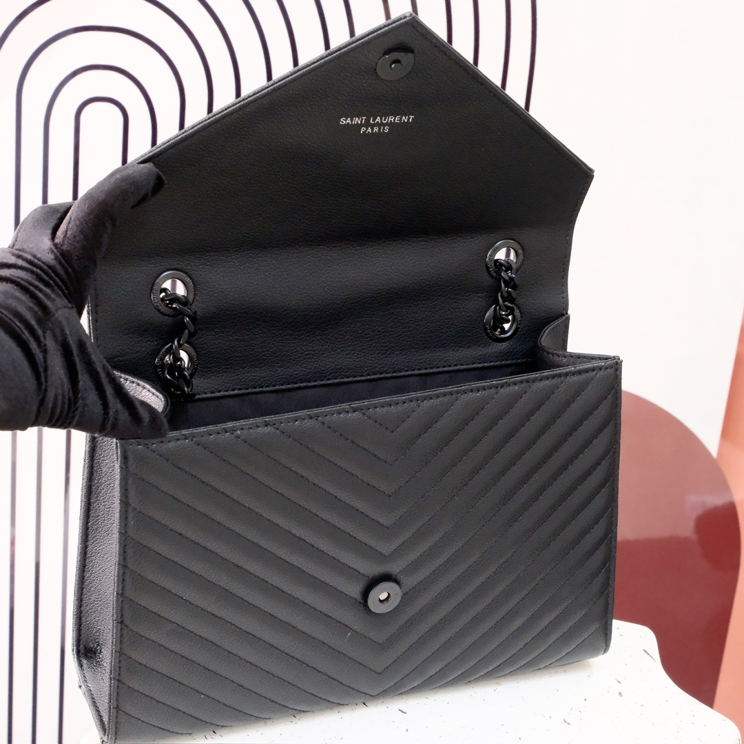 大号款号26588 
装饰互扣式金属Y*L标志 五金完美无暇 进口牛皮 手感超赞 细节精湛手工精致 单肩