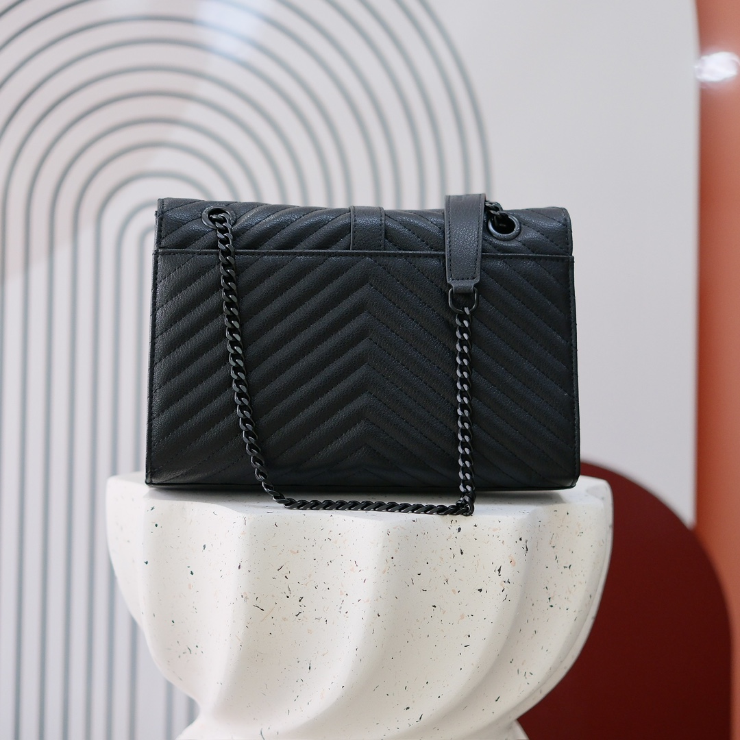 大号款号26588 
装饰互扣式金属Y*L标志 五金完美无暇 进口牛皮 手感超赞 细节精湛手工精致 单肩