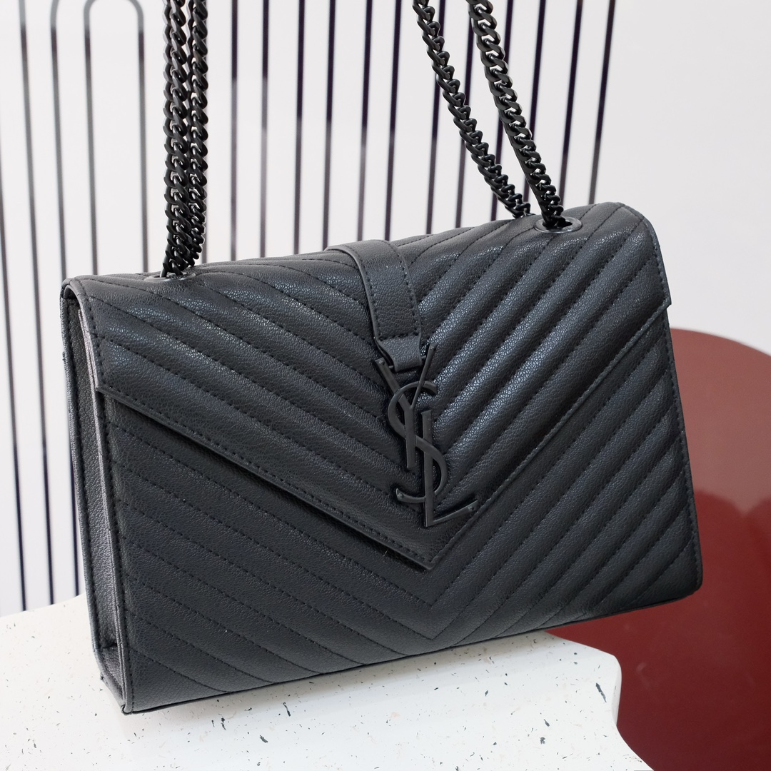 大号款号26588 
装饰互扣式金属Y*L标志 五金完美无暇 进口牛皮 手感超赞 细节精湛手工精致 单肩