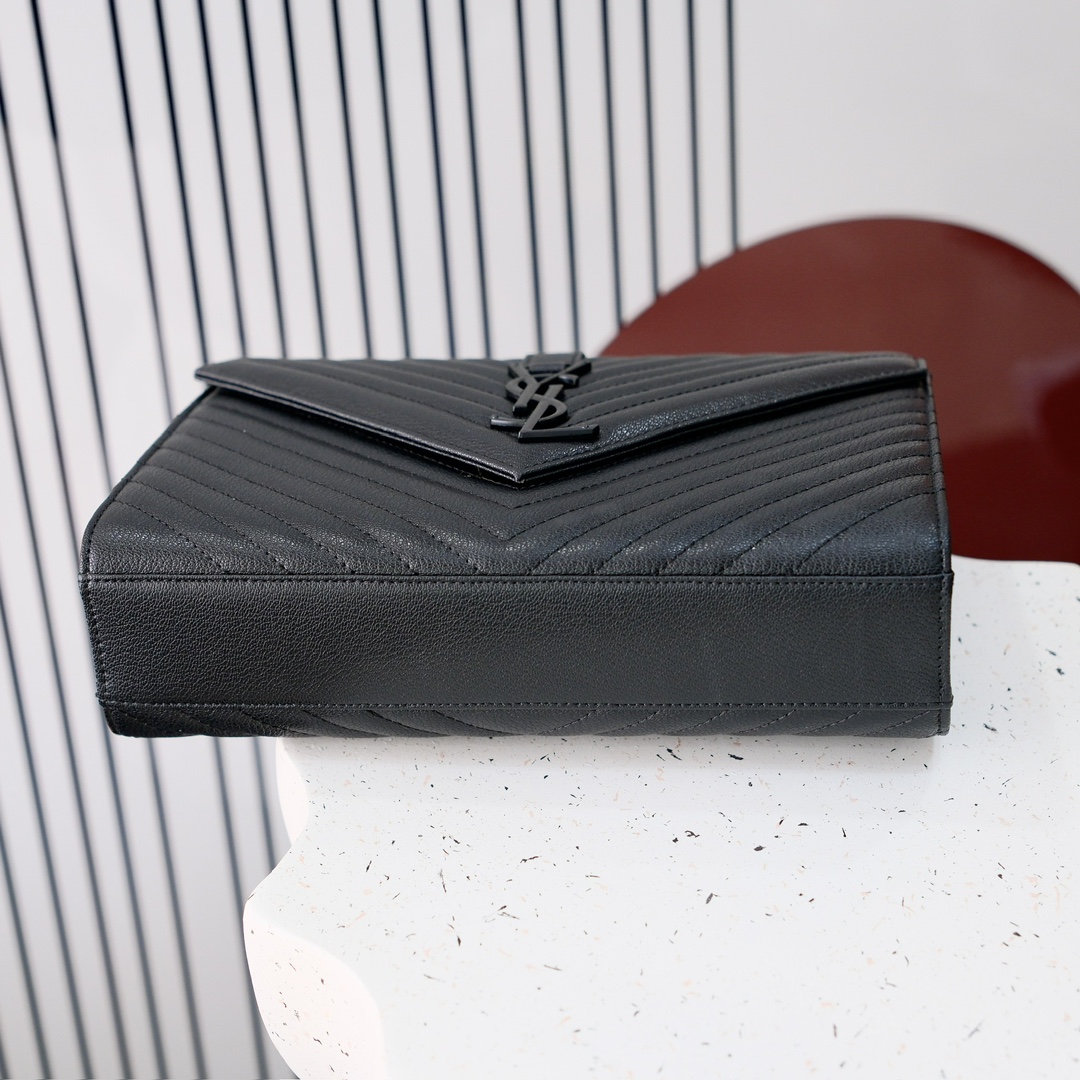 大号款号26588 
装饰互扣式金属Y*L标志 五金完美无暇 进口牛皮 手感超赞 细节精湛手工精致 单肩