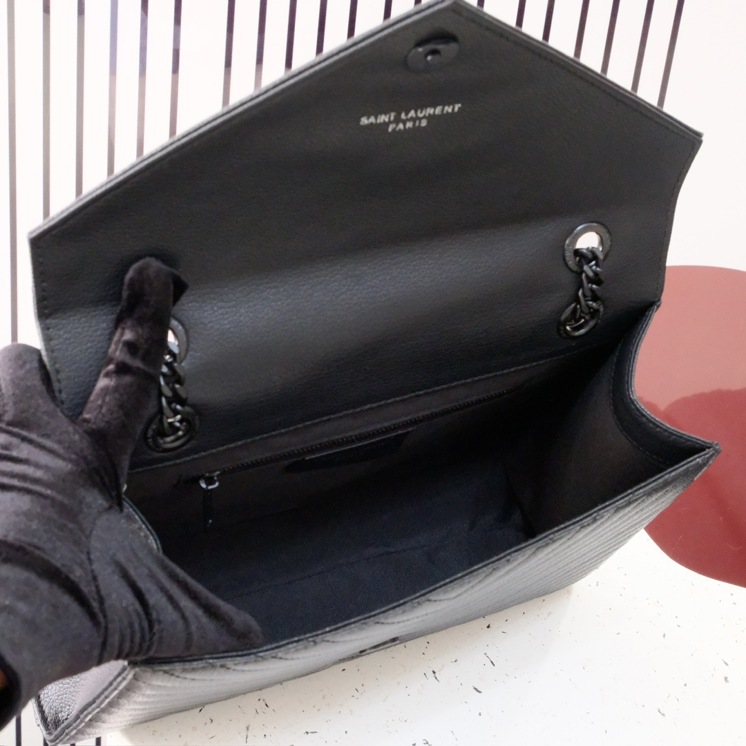 大号款号26588 
装饰互扣式金属Y*L标志 五金完美无暇 进口牛皮 手感超赞 细节精湛手工精致 单肩