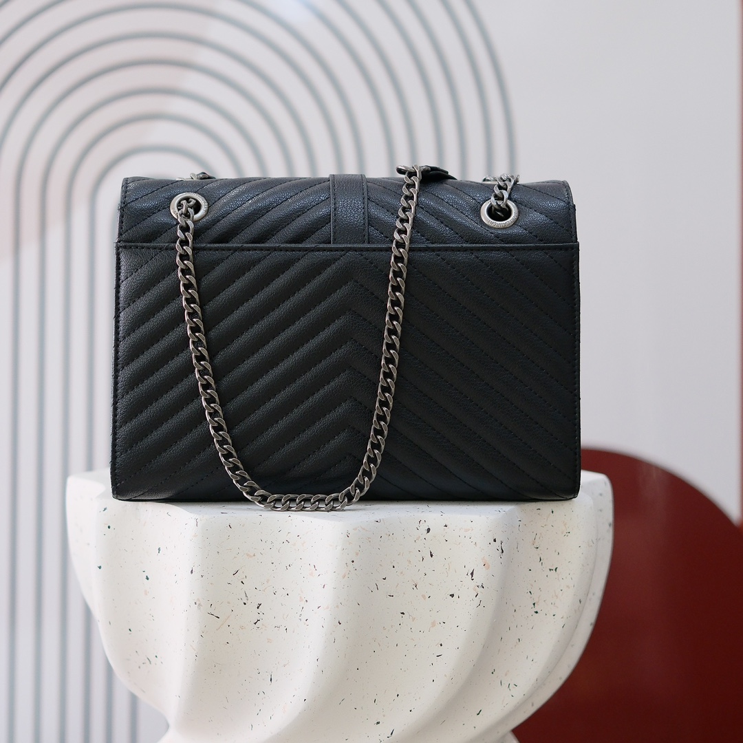 大号款号26588 
装饰互扣式金属Y*L标志 五金完美无暇 进口牛皮 手感超赞 细节精湛手工精致 单肩