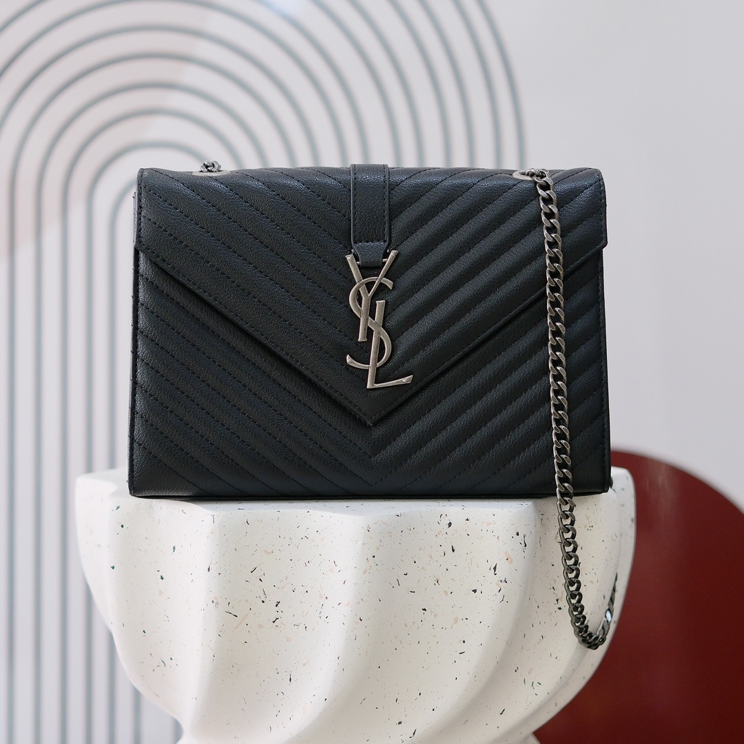 大号款号26588 
装饰互扣式金属Y*L标志 五金完美无暇 进口牛皮 手感超赞 细节精湛手工精致 单肩