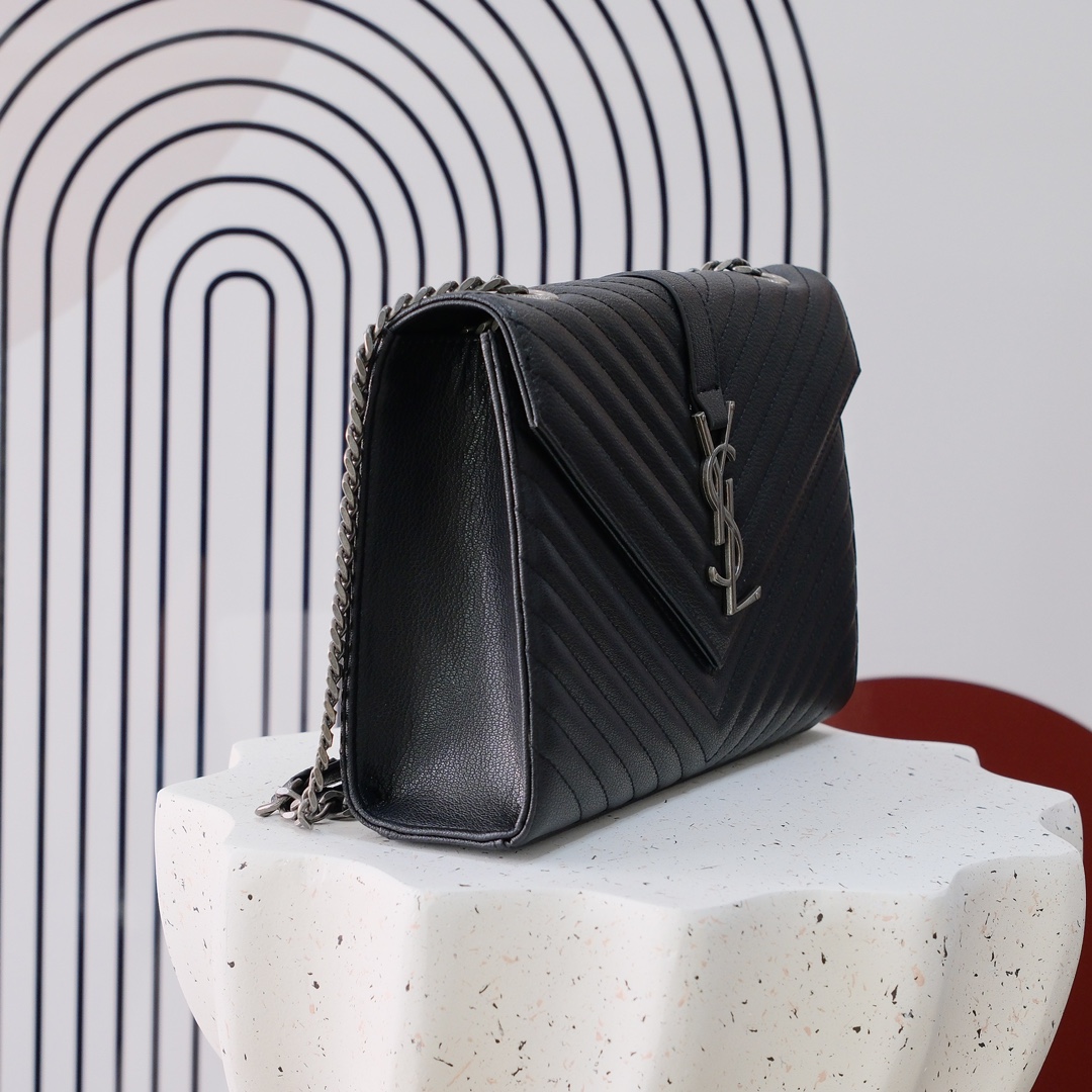 大号款号26588 
装饰互扣式金属Y*L标志 五金完美无暇 进口牛皮 手感超赞 细节精湛手工精致 单肩