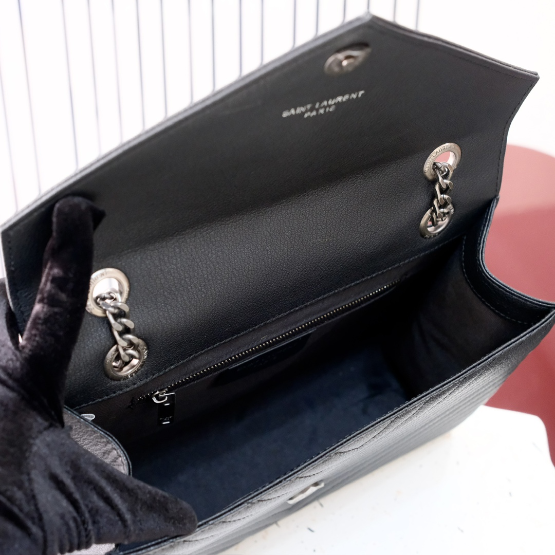 大号款号26588 
装饰互扣式金属Y*L标志 五金完美无暇 进口牛皮 手感超赞 细节精湛手工精致 单肩