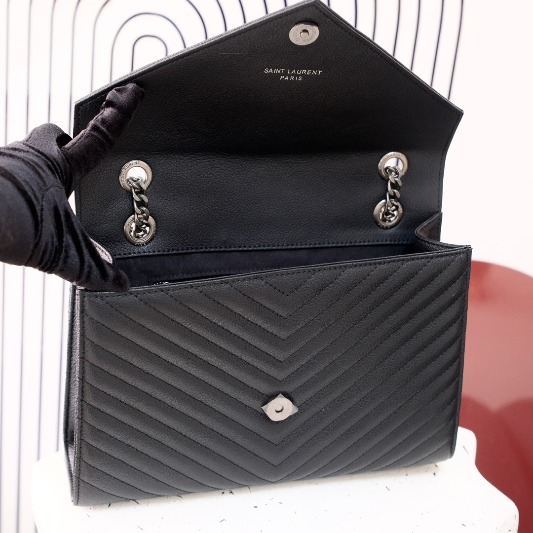 大号款号26588 
装饰互扣式金属Y*L标志 五金完美无暇 进口牛皮 手感超赞 细节精湛手工精致 单肩