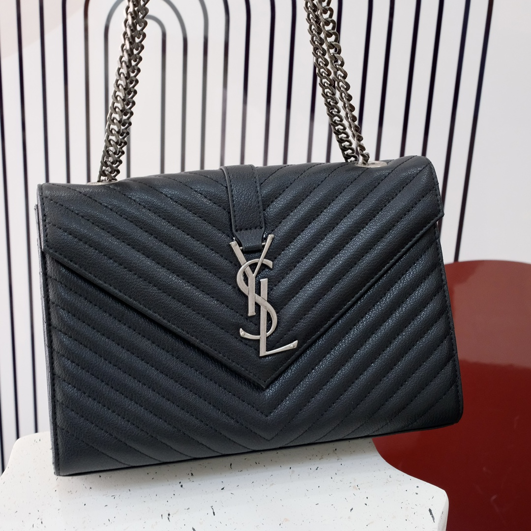 大号款号26588 
装饰互扣式金属Y*L标志 五金完美无暇 进口牛皮 手感超赞 细节精湛手工精致 单肩