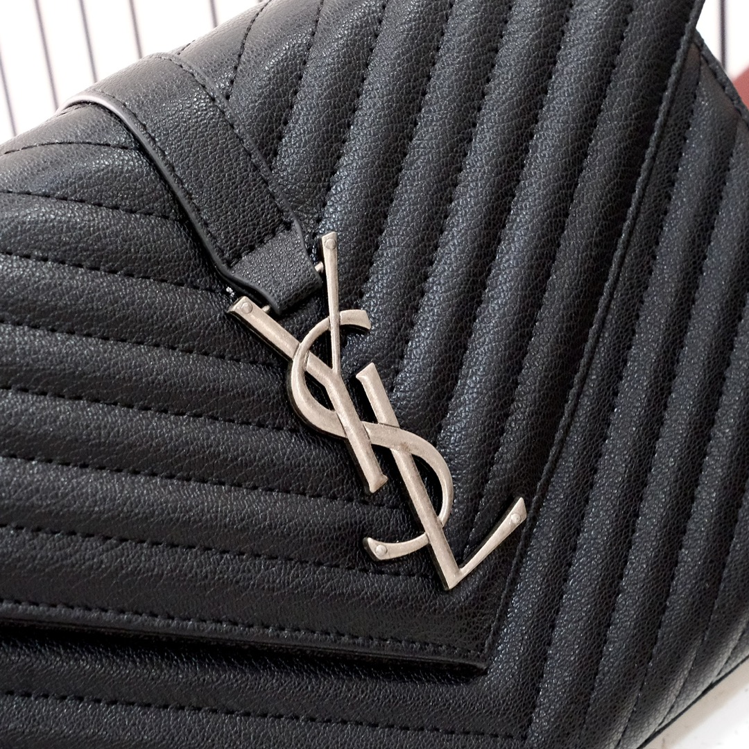 大号款号26588 
装饰互扣式金属Y*L标志 五金完美无暇 进口牛皮 手感超赞 细节精湛手工精致 单肩