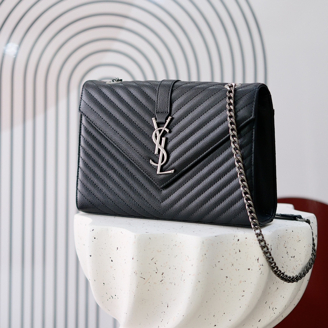 大号款号26588 
装饰互扣式金属Y*L标志 五金完美无暇 进口牛皮 手感超赞 细节精湛手工精致 单肩