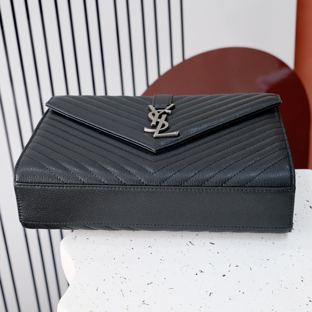 大号款号26588 
装饰互扣式金属Y*L标志 五金完美无暇 进口牛皮 手感超赞 细节精湛手工精致 单肩