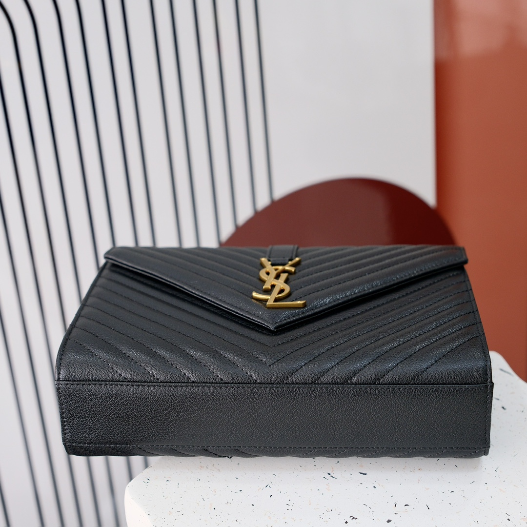 大号款号26588 
装饰互扣式金属Y*L标志 五金完美无暇 进口牛皮 手感超赞 细节精湛手工精致 单肩