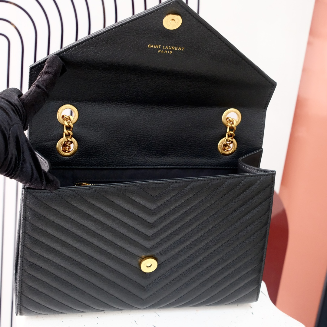 大号款号26588 
装饰互扣式金属Y*L标志 五金完美无暇 进口牛皮 手感超赞 细节精湛手工精致 单肩