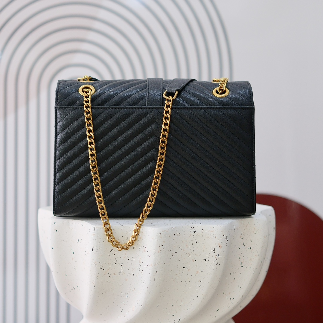 大号款号26588 
装饰互扣式金属Y*L标志 五金完美无暇 进口牛皮 手感超赞 细节精湛手工精致 单肩