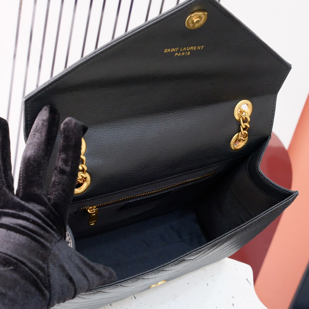 大号款号26588 
装饰互扣式金属Y*L标志 五金完美无暇 进口牛皮 手感超赞 细节精湛手工精致 单肩