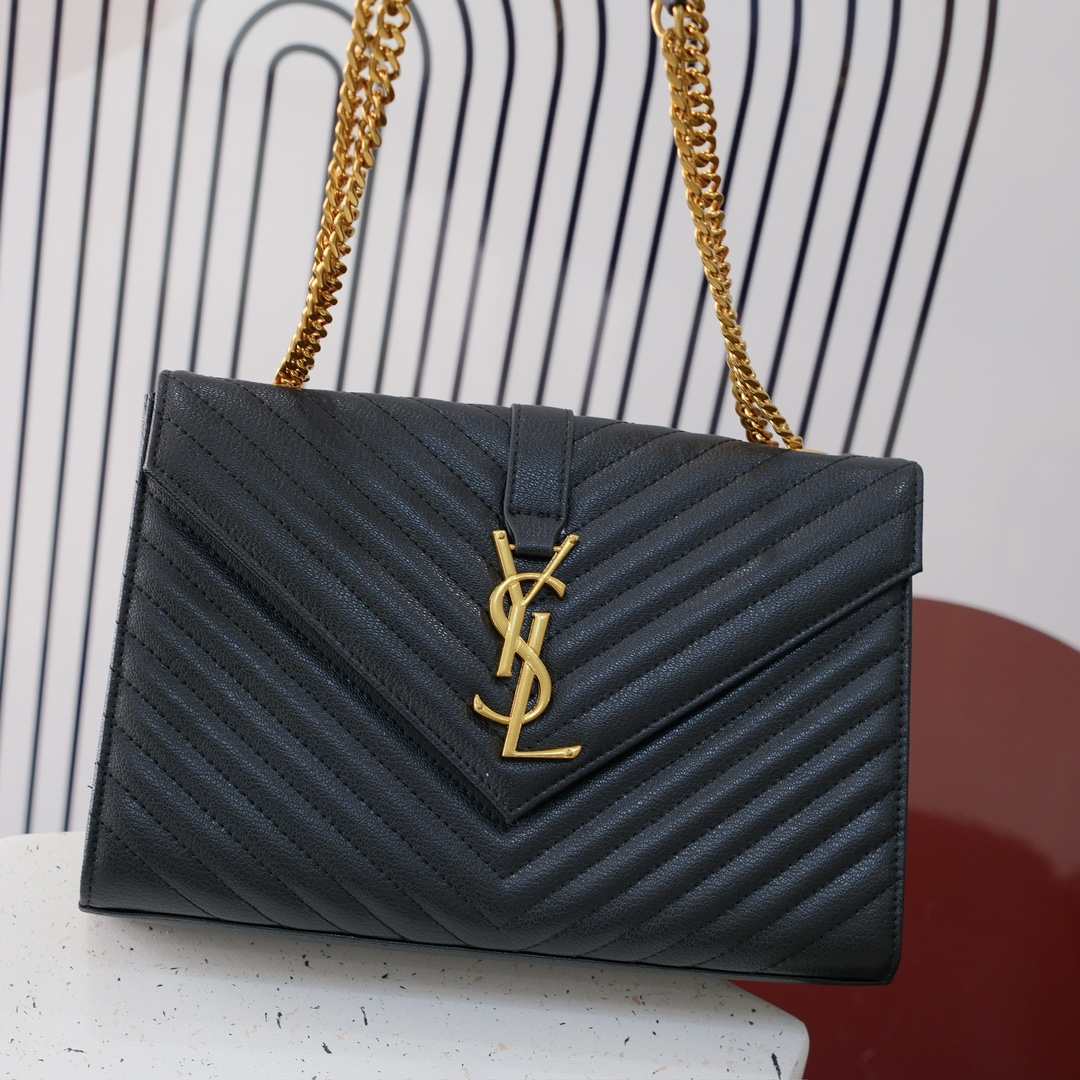 大号款号26588 
装饰互扣式金属Y*L标志 五金完美无暇 进口牛皮 手感超赞 细节精湛手工精致 单肩