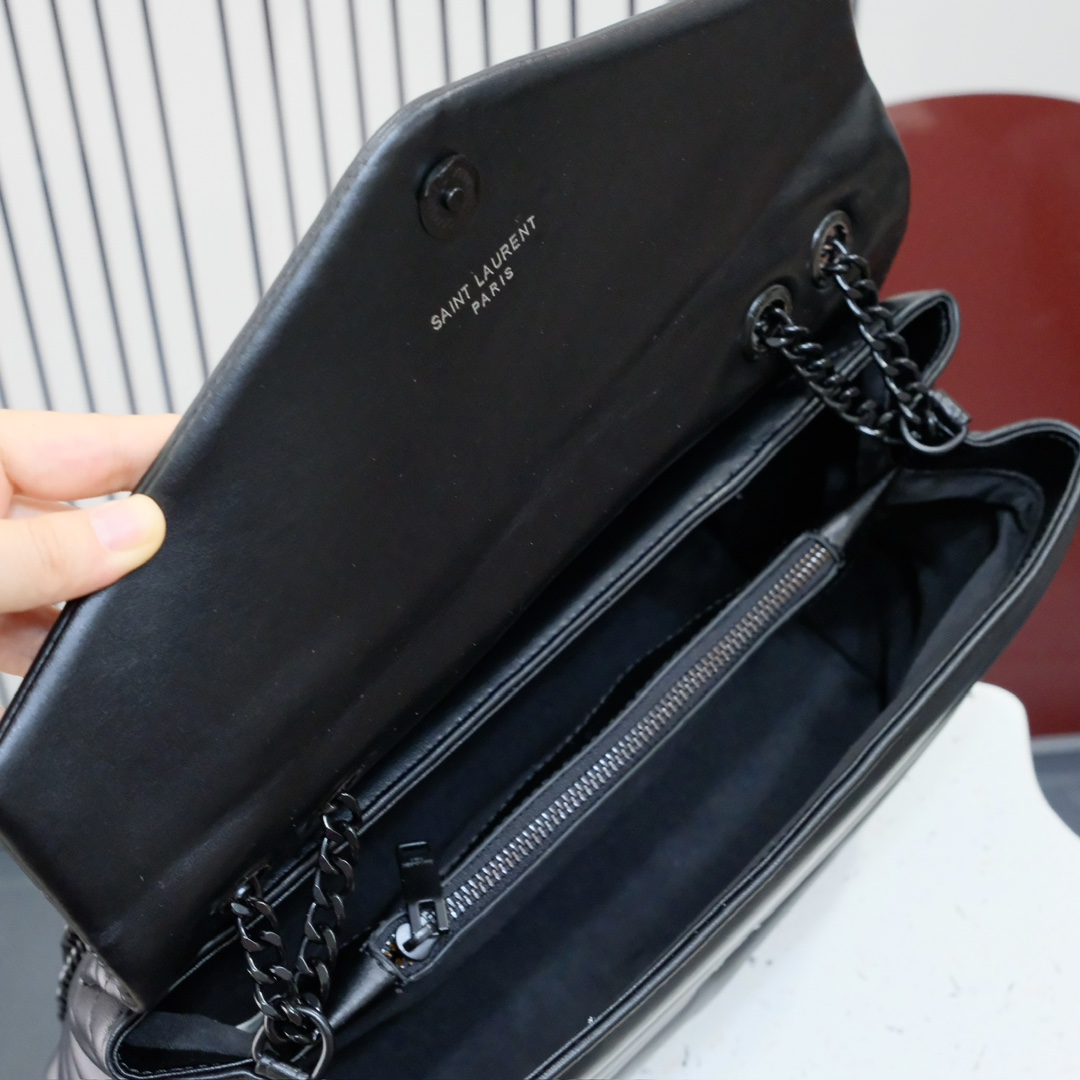 型号5313 银扣 黑扣 金扣
爆款小牛皮Loulou真皮超大号单肩包来自 S*int*re*t.设计细