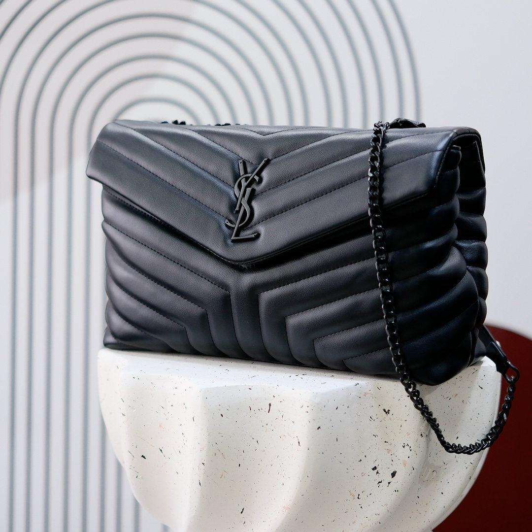 型号5313 银扣 黑扣 金扣
爆款小牛皮Loulou真皮超大号单肩包来自 S*int*re*t.设计细