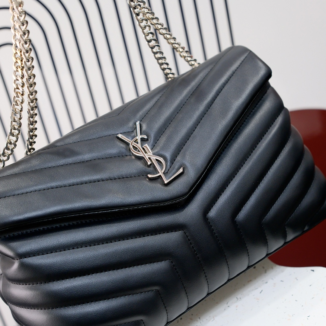 型号5313 银扣 黑扣 金扣
爆款小牛皮Loulou真皮超大号单肩包来自 S*int*re*t.设计细