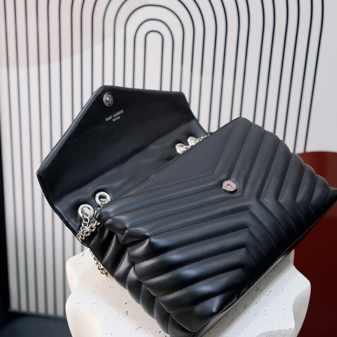 型号5313 银扣 黑扣 金扣
爆款小牛皮Loulou真皮超大号单肩包来自 S*int*re*t.设计细