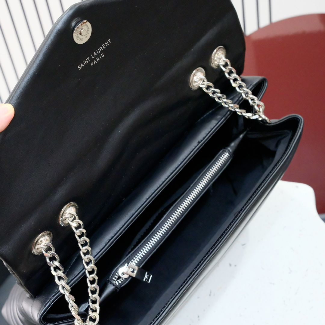 型号5313 银扣 黑扣 金扣
爆款小牛皮Loulou真皮超大号单肩包来自 S*int*re*t.设计细