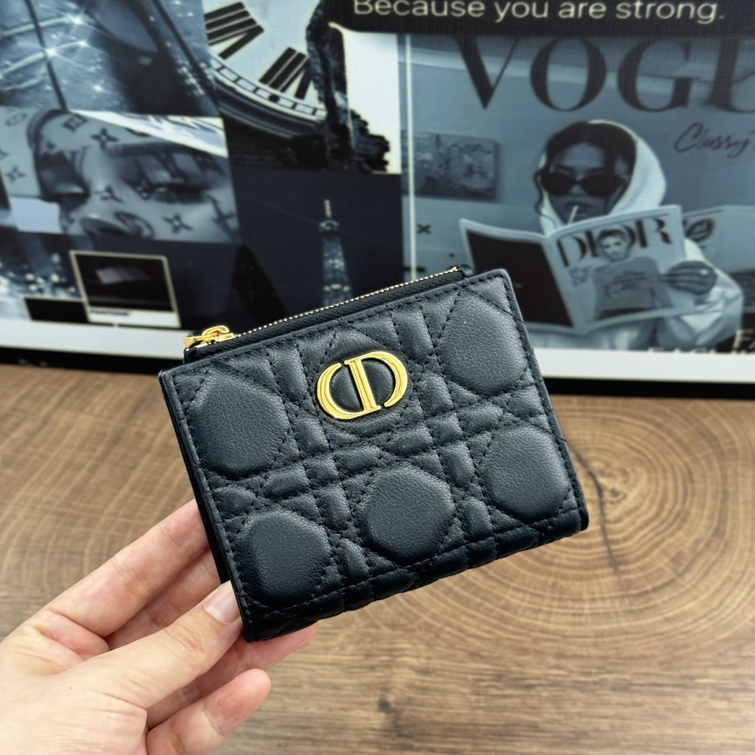 NO:672401,S2197 The new autumn '30 Montaigne' Dalia wallet is an elegant and functional must-have item. It is made of rattan cowhide and is decorated with the CD logo on the front. It has 6 card slots and many small pockets, which can be combined into 1. This wallet is most suitable for daily use and can be used with other '30 Montaigne' items. · Card slots x 6 · Bill pocket x 1 · Zipper pocket x 1  ·Size 11.5*9*2cm, Dior wallet, dior, wallets, cowhide19860909S2197 秋季的新款“30蒙田”达利亚钱包是优雅又有功能的必备单品.使用藤纹牛皮,正面装饰了CDlogo.具备了6个卡槽,多数的小型口袋,组合1个,最适合平时使用的这个钱包,和其他的“30蒙田”物品搭配能使用. ·卡槽x6 ·纸币口袋x1 ·拉链口袋×1 ·尺寸11.5*9*2cm,Dior钱包,dior,wallets,cowhide,欧美剧