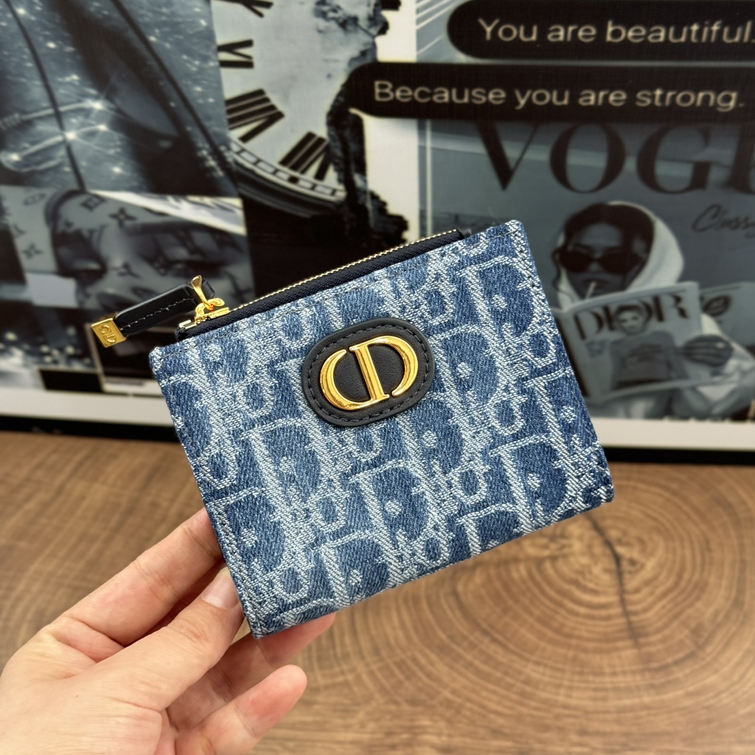 NO:672398,S2197 The new autumn '30 Montaigne' Dalia wallet is an elegant and functional must-have item. It is made of denim and is decorated with the CD logo on the front. It has 6 card slots and many small pockets, which can be combined into one. This wallet is most suitable for daily use and can be used with other '30 Montaigne' items. · Card slots x 6 · Bill pocket x 1 · Zipper pocket x 1  ·Size 11.5*9*2cm, Dior wallet, dior, wallets19860909S2197 秋季的新款“30蒙田”达利亚钱包是优雅又有功能的必备单品.使用牛仔布,正面装饰了CDlogo.具备了6个卡槽,多数的小型口袋,组合1个,最适合平时使用的这个钱包,和其他的“30蒙田”物品搭配能使用. ·卡槽x6 ·纸币口袋x1 ·拉链口袋×1 ·尺寸11.5*9*2cm,Dior钱包,dior,wallets,欧美剧