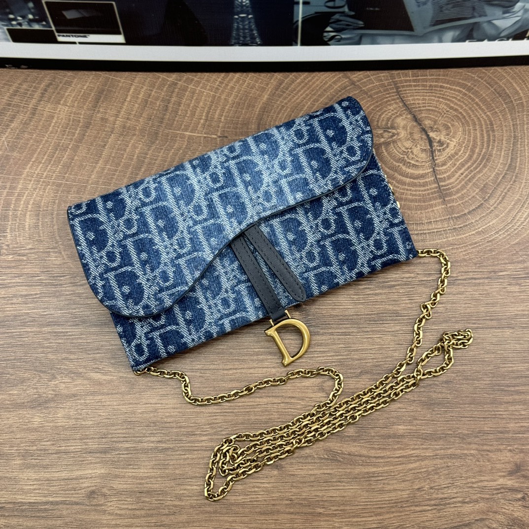 NO:671550,S5614 saddle. The new canvas printed woc chain bag of the saddle bag~ This fairy bag is so beautiful, and there are so many ways to carry it. Today I will share three popular carrying methods of Amway's versatile chain bag that I like very much recently. How can you not love the double shoulder, single shoulder, crossbody, and you can use it as a handbag after removing the chain? ·Large bag size is: 19-11cm ·Small bag size is 16-9cm, Dior wallet, dior, wallets19860909S5614 saddle.马鞍包新款帆布印花woc链条包~这个神仙包也太好看了吧,而且还那么多背法 登登登登,今天分享安利我最近超级喜欢的百搭链条包啦得受欢迎的三种背法,岂能不爱双肩单肩手提斜挎拆链条后就可以当手包 ·大袋尺寸是:19-11cm ·小袋尺寸是16-9cm,Dior钱包,dior,wallets,欧美剧