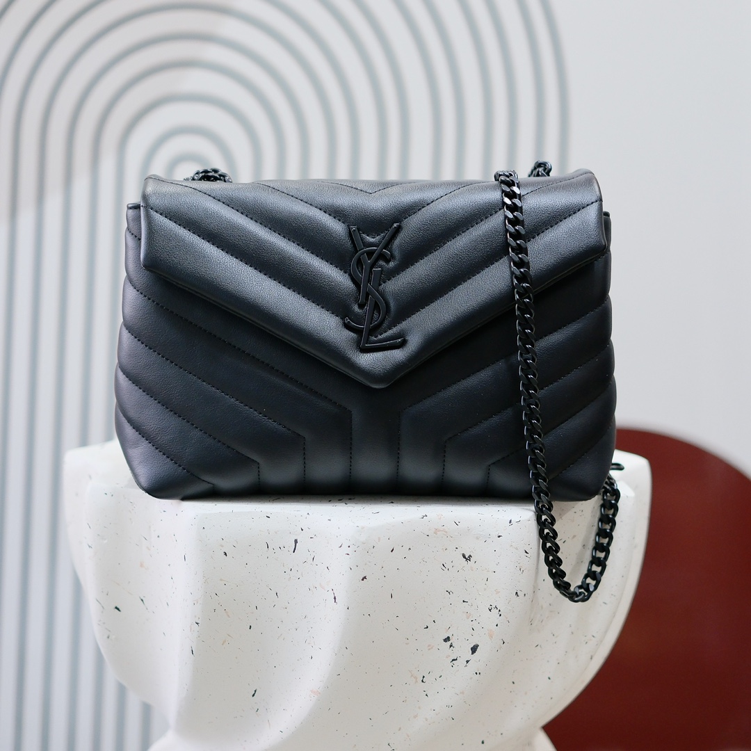 型号5312#黑扣
尺寸：25x18x10cm
爆款小牛皮Loulou真皮中号单肩包来自 Saintar