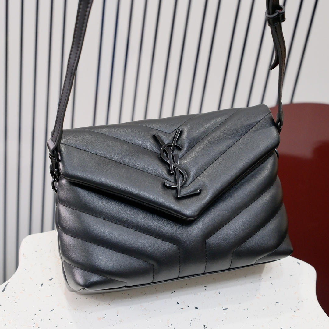 款号：5311   黑扣 银扣 金扣
LOULOU PUFFER 绗缝小羊皮包，100%小羊皮制作，手感