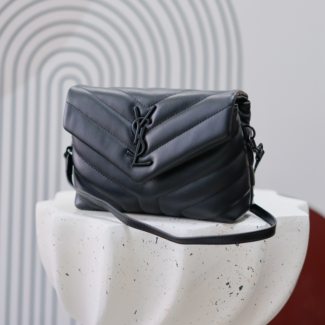 款号：5311   黑扣 银扣 金扣
LOULOU PUFFER 绗缝小羊皮包，100%小羊皮制作，手感