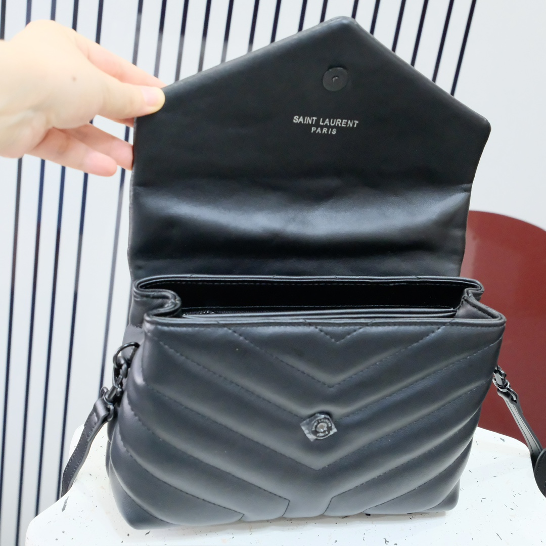 款号：5311   黑扣 银扣 金扣
LOULOU PUFFER 绗缝小羊皮包，100%小羊皮制作，手感