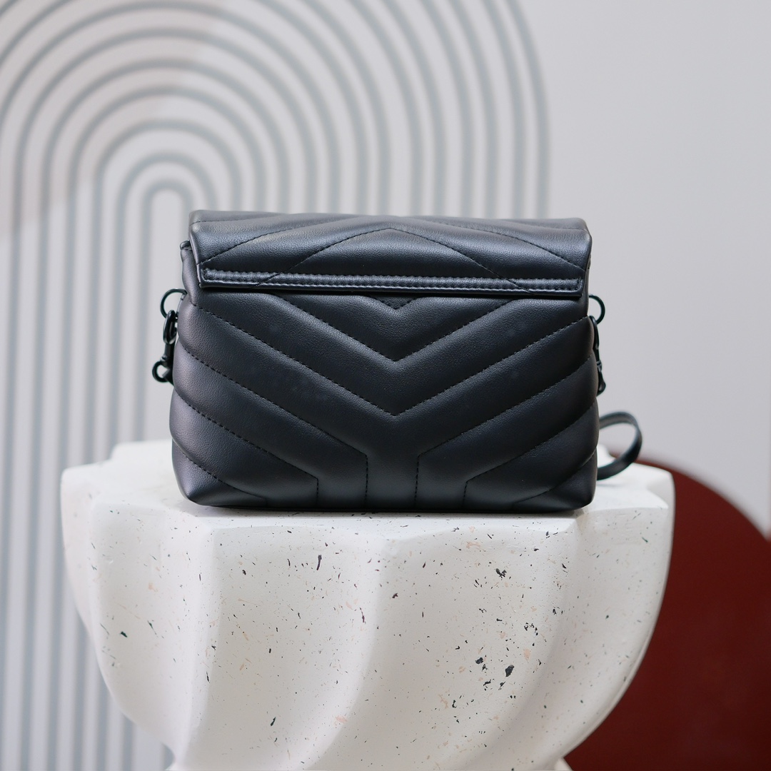 款号：5311   黑扣 银扣 金扣
LOULOU PUFFER 绗缝小羊皮包，100%小羊皮制作，手感