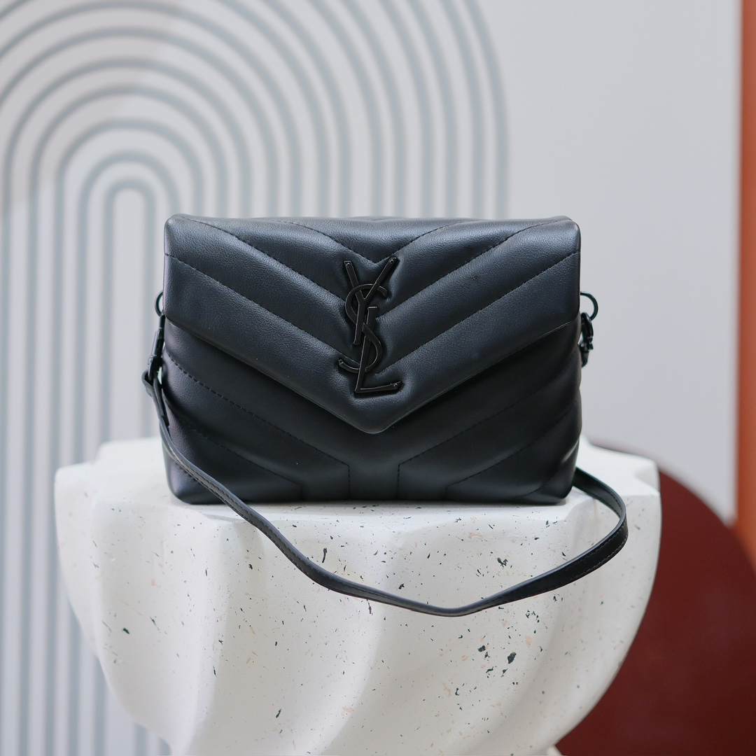 款号：5311   黑扣 银扣 金扣
LOULOU PUFFER 绗缝小羊皮包，100%小羊皮制作，手感