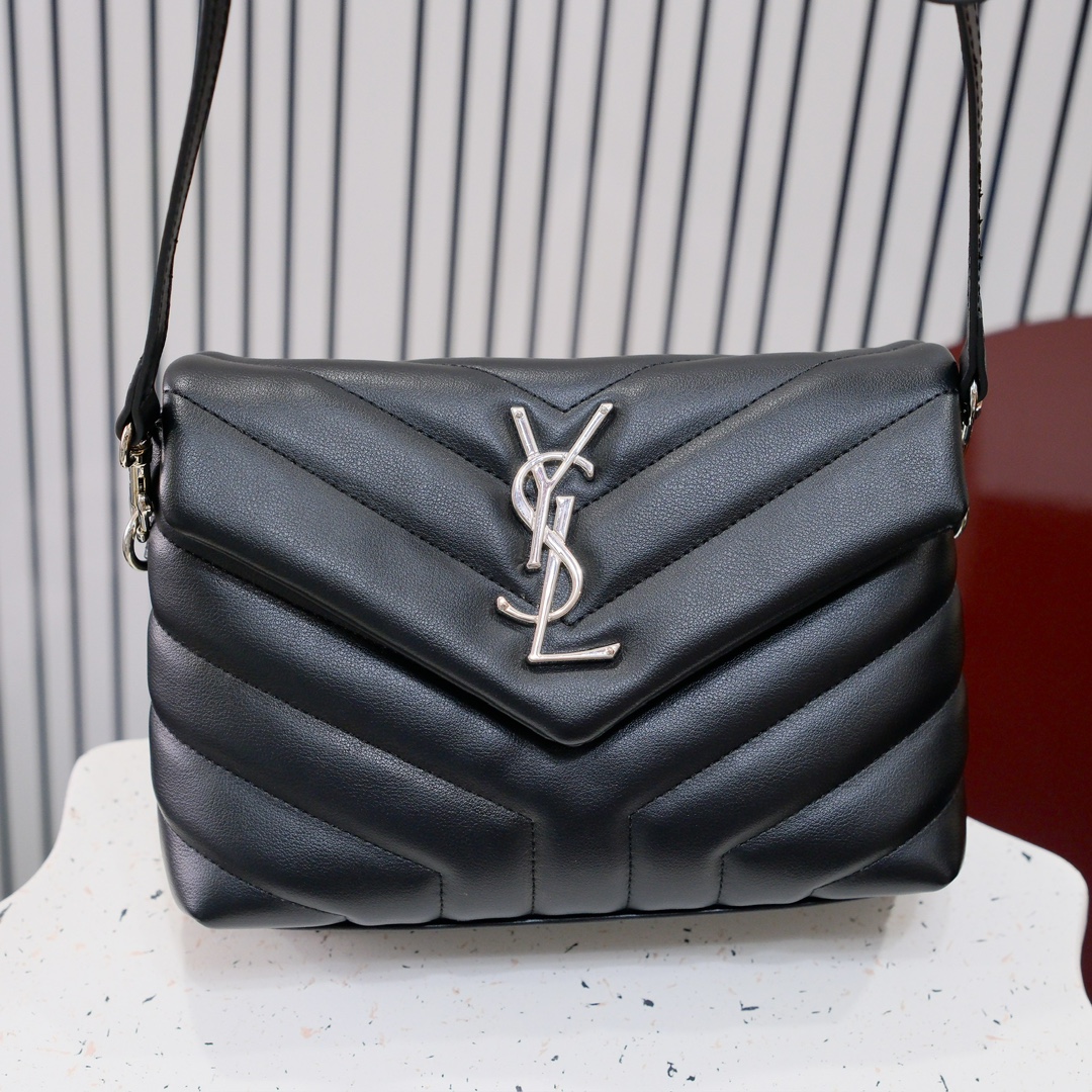 款号：5311   黑扣 银扣 金扣
LOULOU PUFFER 绗缝小羊皮包，100%小羊皮制作，手感