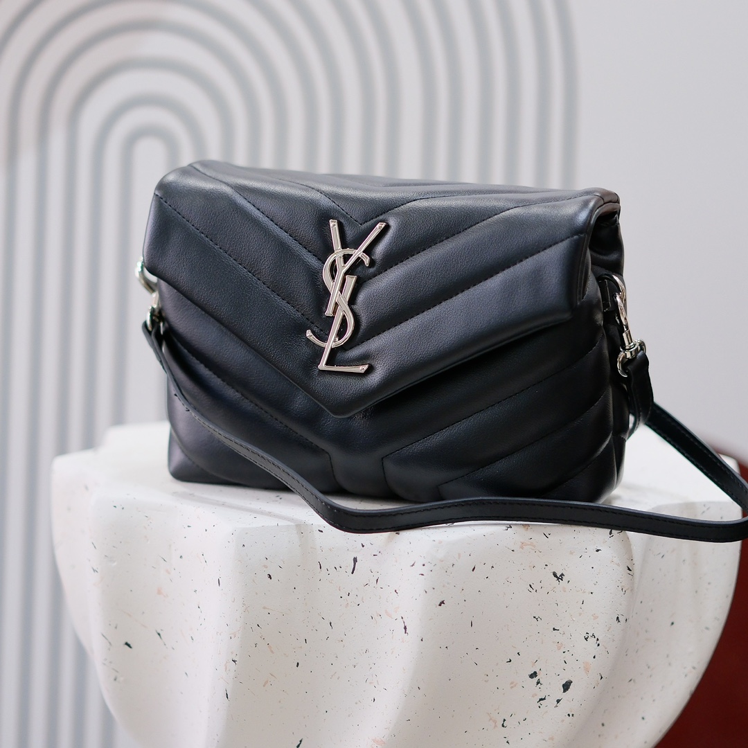 款号：5311   黑扣 银扣 金扣
LOULOU PUFFER 绗缝小羊皮包，100%小羊皮制作，手感