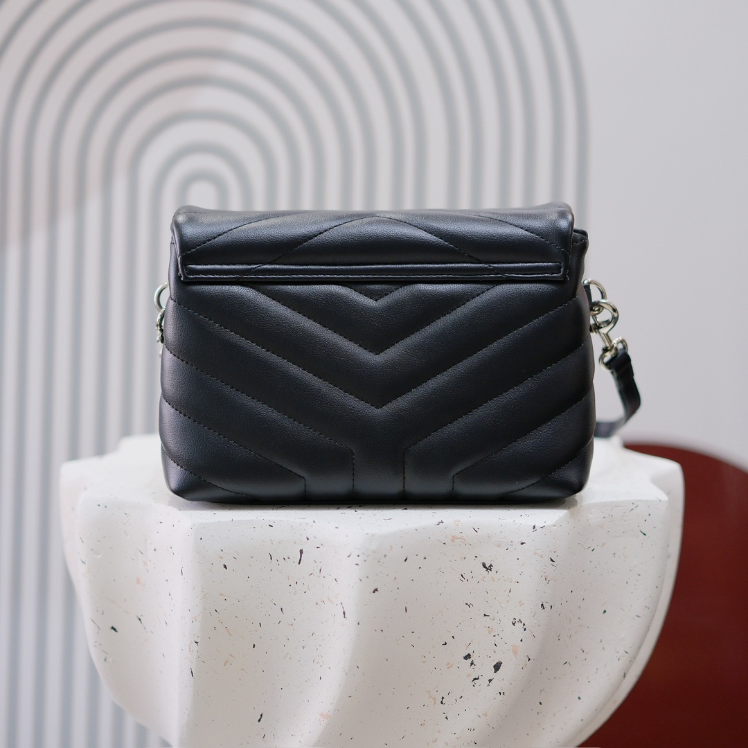 款号：5311   黑扣 银扣 金扣
LOULOU PUFFER 绗缝小羊皮包，100%小羊皮制作，手感