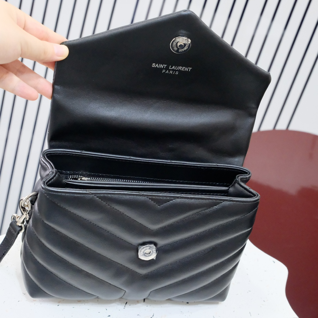 款号：5311   黑扣 银扣 金扣
LOULOU PUFFER 绗缝小羊皮包，100%小羊皮制作，手感