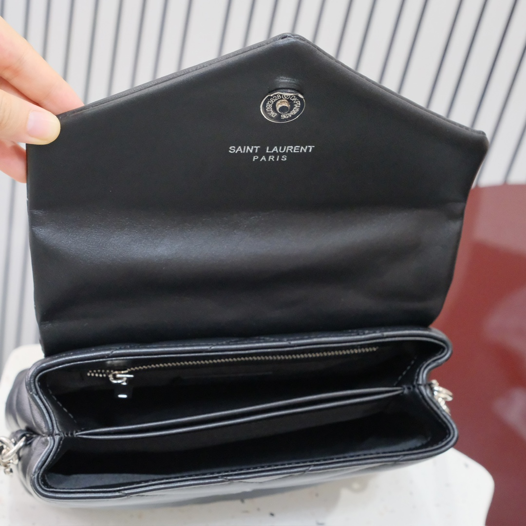 款号：5311   黑扣 银扣 金扣
LOULOU PUFFER 绗缝小羊皮包，100%小羊皮制作，手感