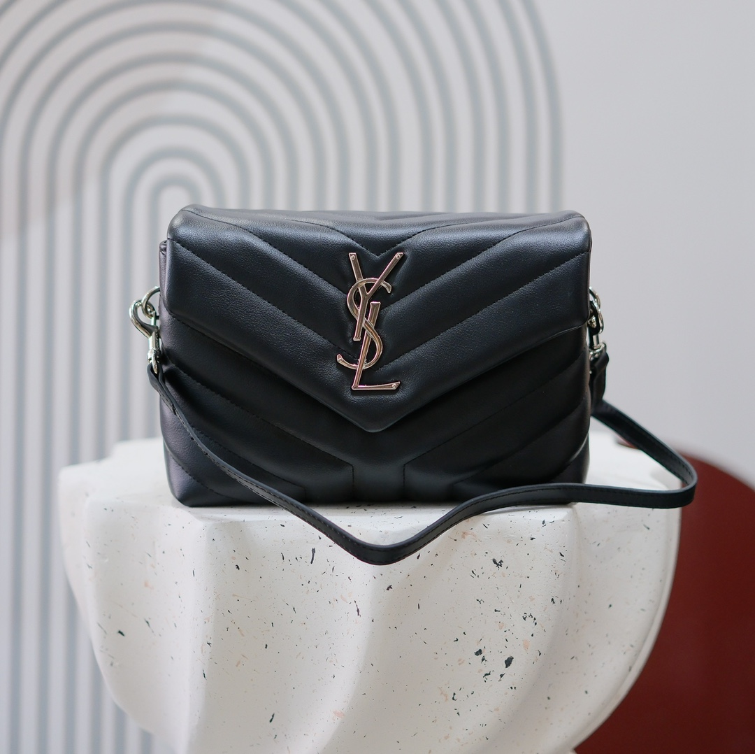 款号：5311   黑扣 银扣 金扣
LOULOU PUFFER 绗缝小羊皮包，100%小羊皮制作，手感