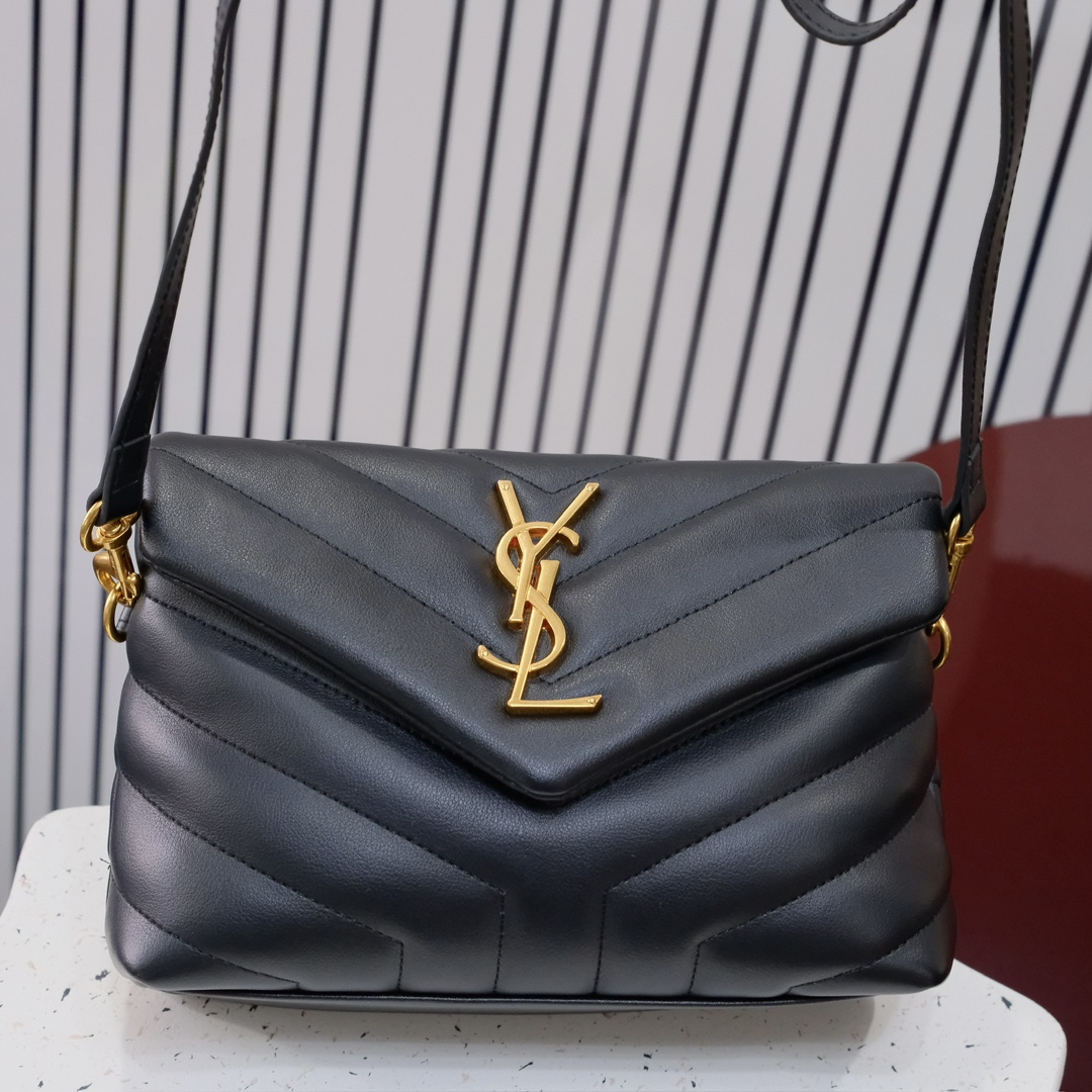 款号：5311   黑扣 银扣 金扣
LOULOU PUFFER 绗缝小羊皮包，100%小羊皮制作，手感