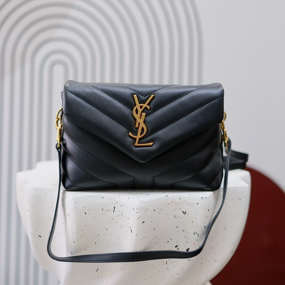 款号：5311   黑扣 银扣 金扣
LOULOU PUFFER 绗缝小羊皮包，100%小羊皮制作，手感