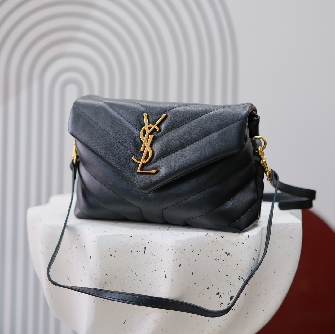 款号：5311   黑扣 银扣 金扣
LOULOU PUFFER 绗缝小羊皮包，100%小羊皮制作，手感