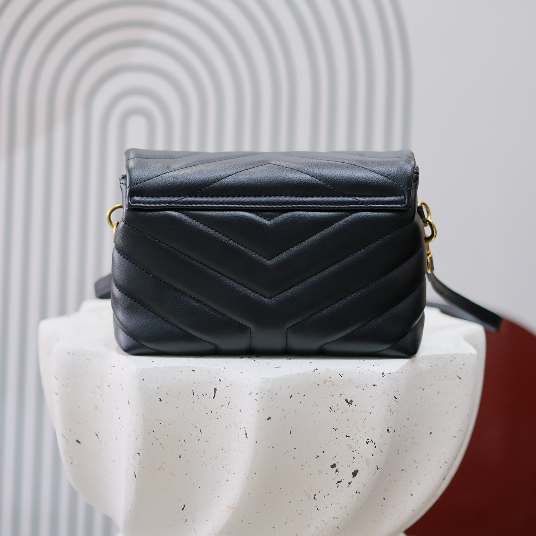 款号：5311   黑扣 银扣 金扣
LOULOU PUFFER 绗缝小羊皮包，100%小羊皮制作，手感