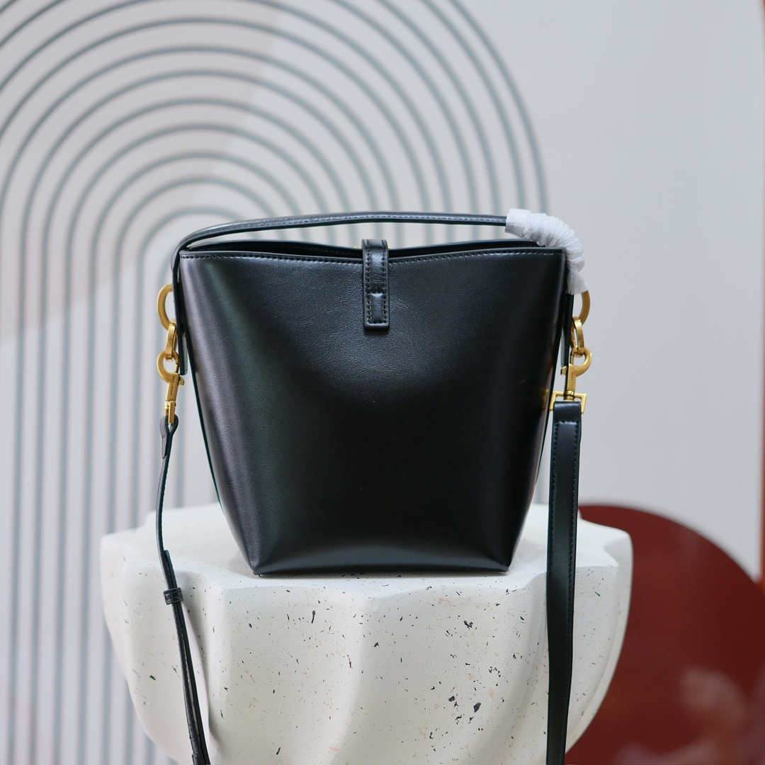 编号8152
迷你Y*L 圣*兰 Rose同款 包身是不容易变形的牛皮，手感很好，浅古铜色原版金属配件，