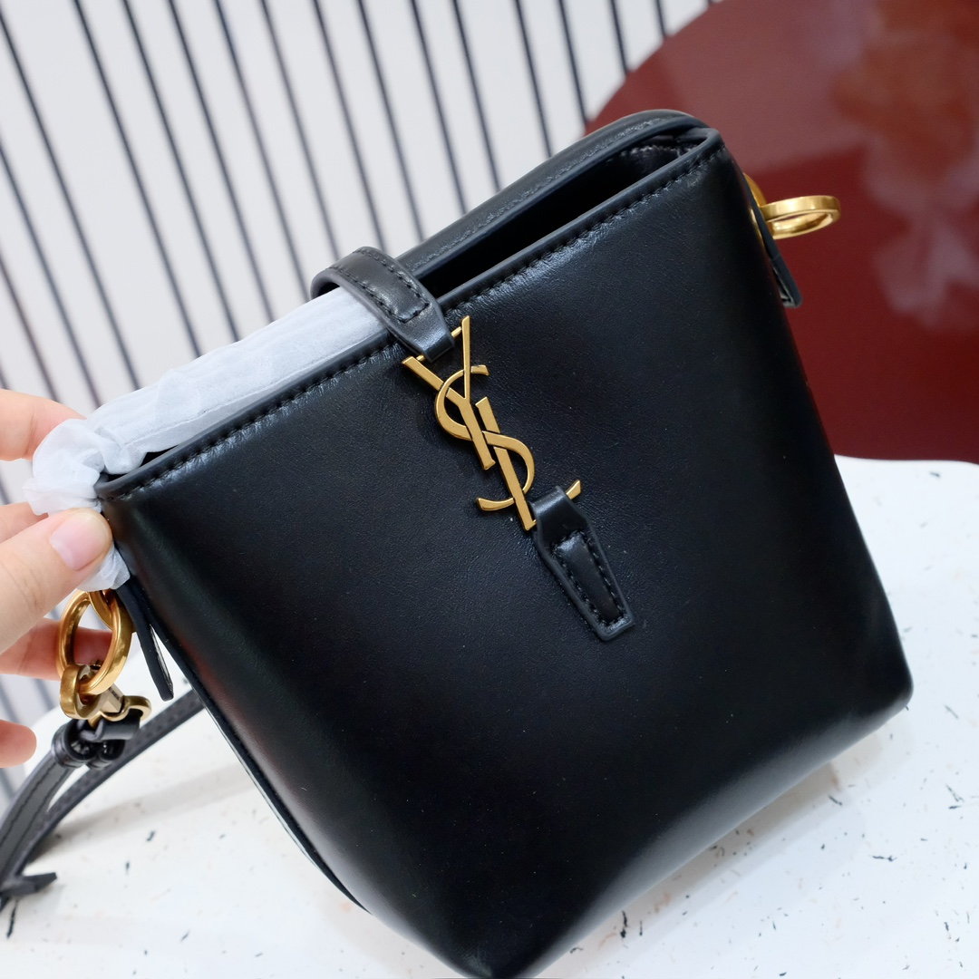 编号8153迷你
Y*L 圣*兰 Rose同款 包身是不容易变形的牛皮，手感很好，浅古铜色原版金属配件，