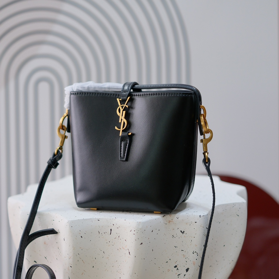 编号8153迷你
Y*L 圣*兰 Rose同款 包身是不容易变形的牛皮，手感很好，浅古铜色原版金属配件，