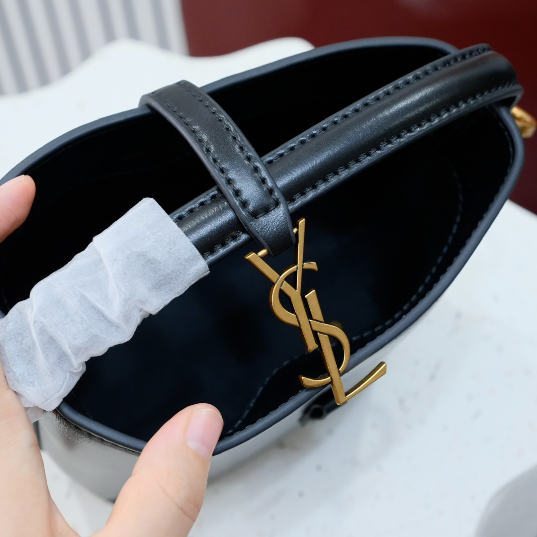 编号8153迷你
Y*L 圣*兰 Rose同款 包身是不容易变形的牛皮，手感很好，浅古铜色原版金属配件，